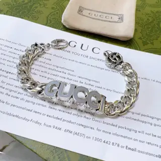 The latest classic Gucci bracelet. Exquisite. Both the style and the texture are absolutely