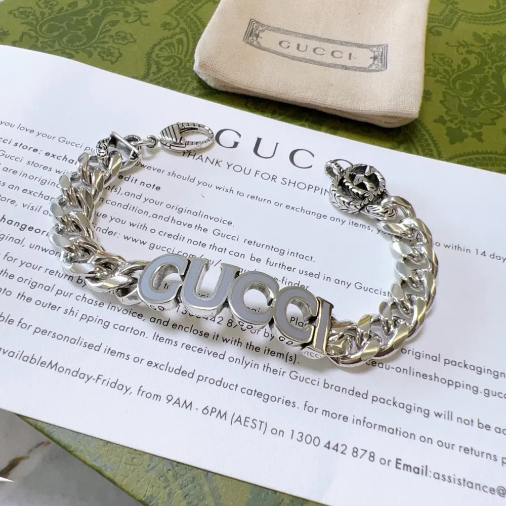 The latest classic Gucci bracelet. Exquisite. Both the style and the texture are absolutely