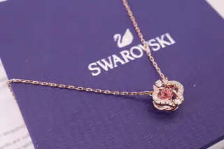 Swarovski Four-Leaf Clover Red Jumping Clavicle Necklace