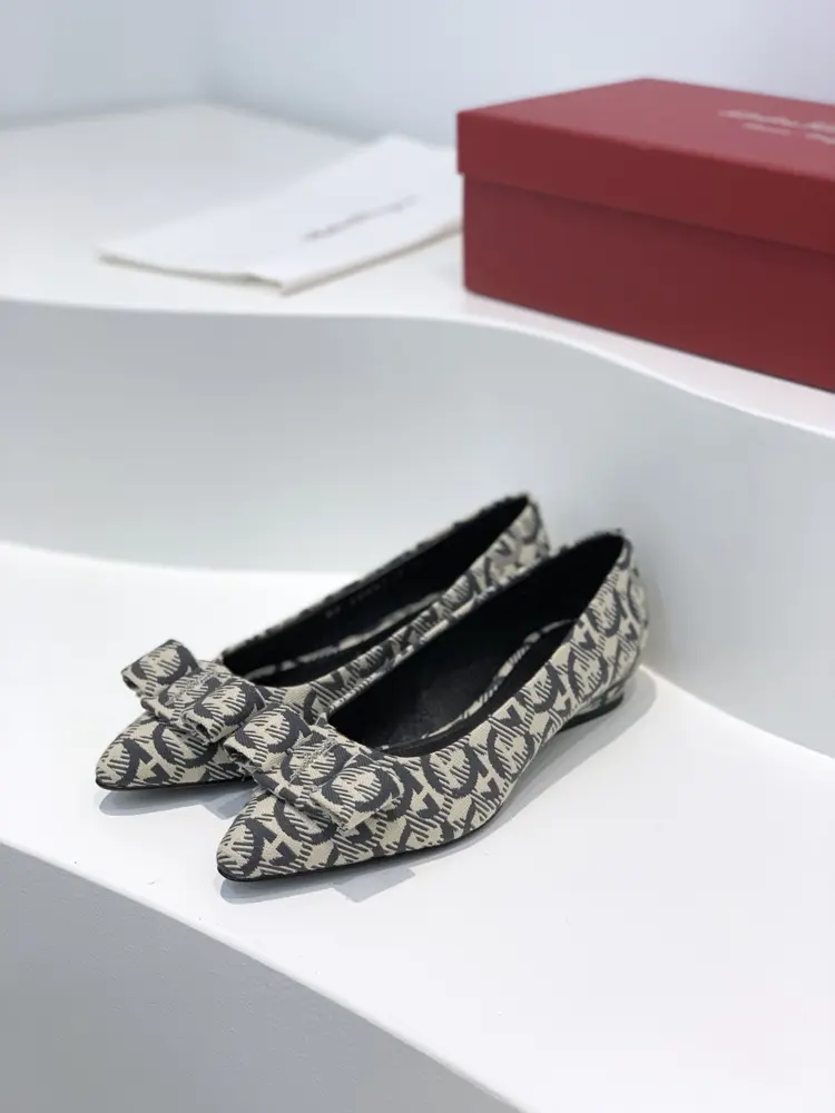Salvatore Ferragamo Pointed Toe Shallow Mouth Viva Ballet Flats Shoes