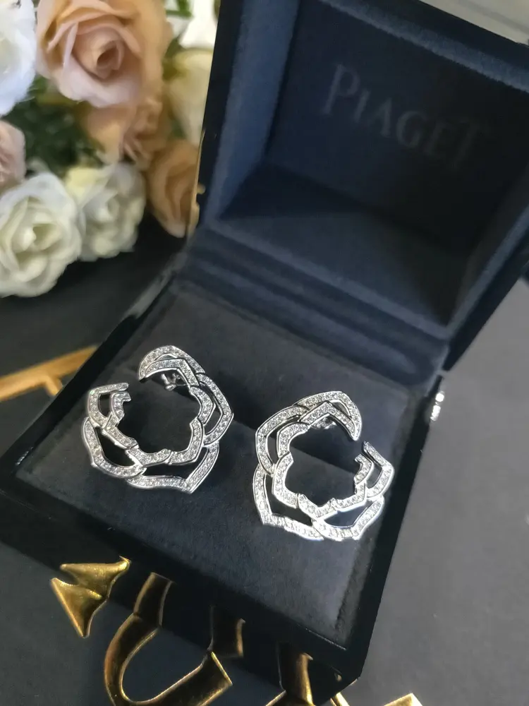 PIAGET three-dimensional hollow petal earrings