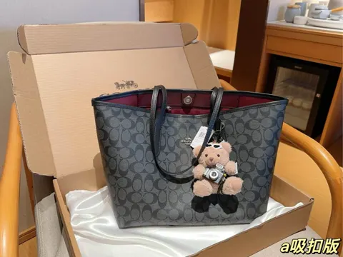 COACH Tote