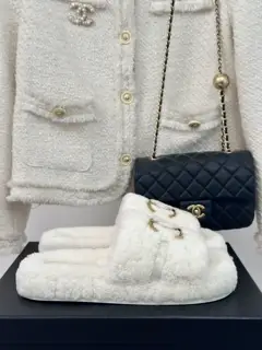 Chanel classic metal big double C furry slippers