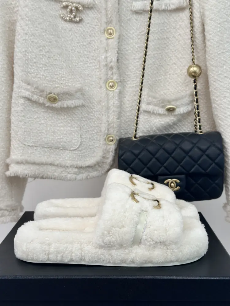 Chanel classic metal big double C furry slippers