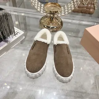 Miu Miu Miu 2024 autumn and winter new furry shoes from the Miu series. Close-up of