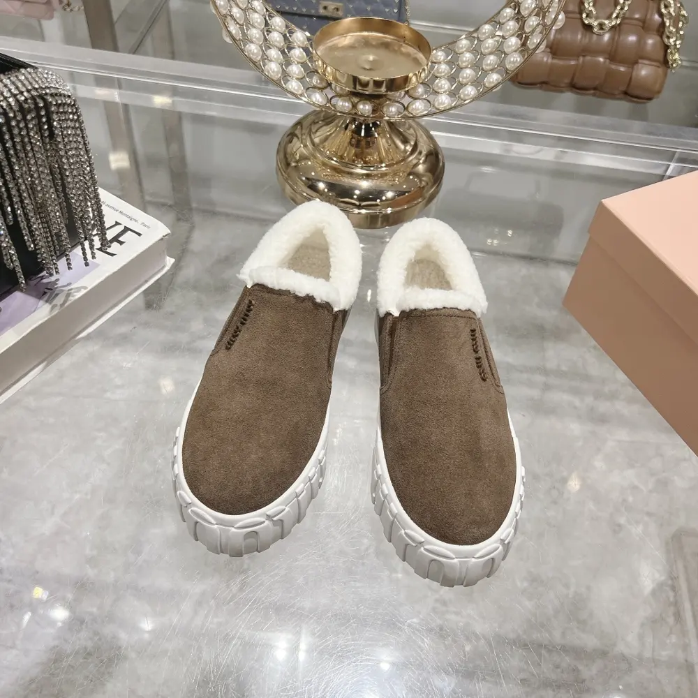 Miu Miu Miu 2024 autumn and winter new furry shoes from the Miu series. Close-up of