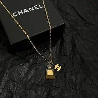 Chanel second-hand necklace Chanel’s styles really need no introduction Each one is super