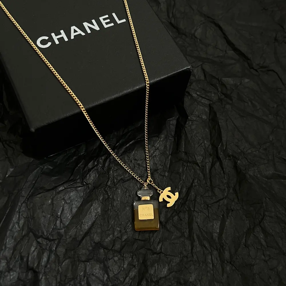 Chanel second-hand necklace Chanel’s styles really need no introduction Each one is super