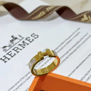 Classic Hermès ring