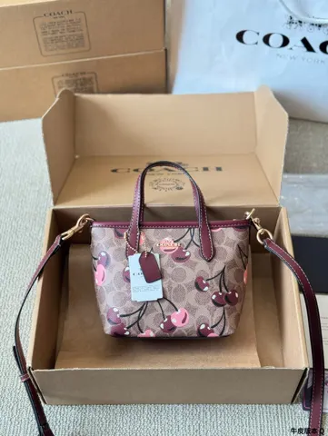 COACH Tote