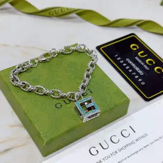 The latest classic Gucci bracelet. Exquisite. No matter the style or texture