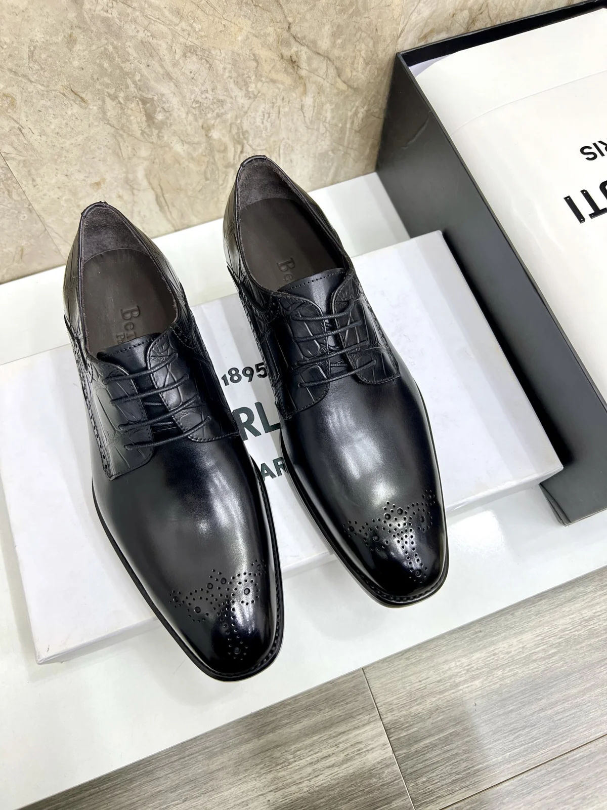 Berluti men’s hand-brushed formal leather shoes are shipped. Selected high-quality imported