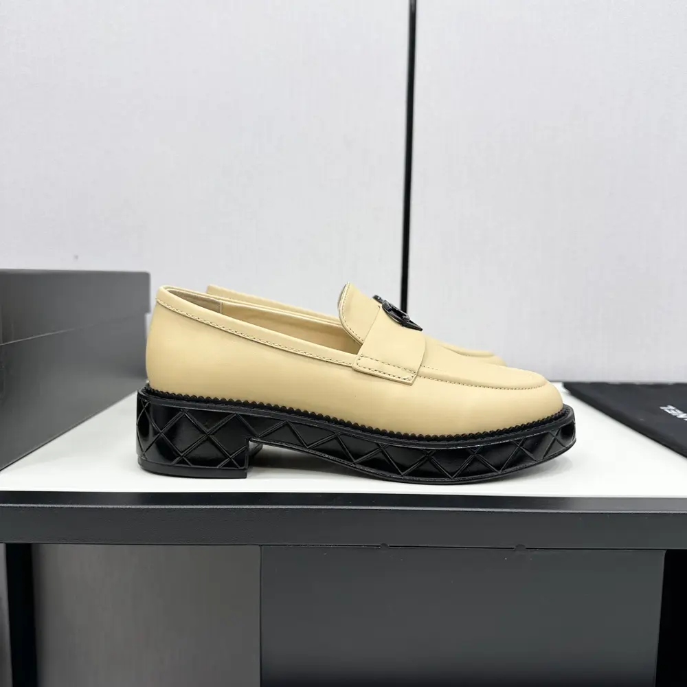 Chanel loafers original molded hardware buckle Top version made at the purchasing level