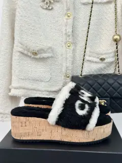 Chanel classic letter wood grain thick sole fur slippers