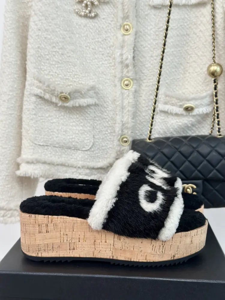 Chanel classic letter wood grain thick sole fur slippers