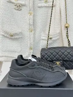 Chanel Dexter casual sneakers with a shit-like feel