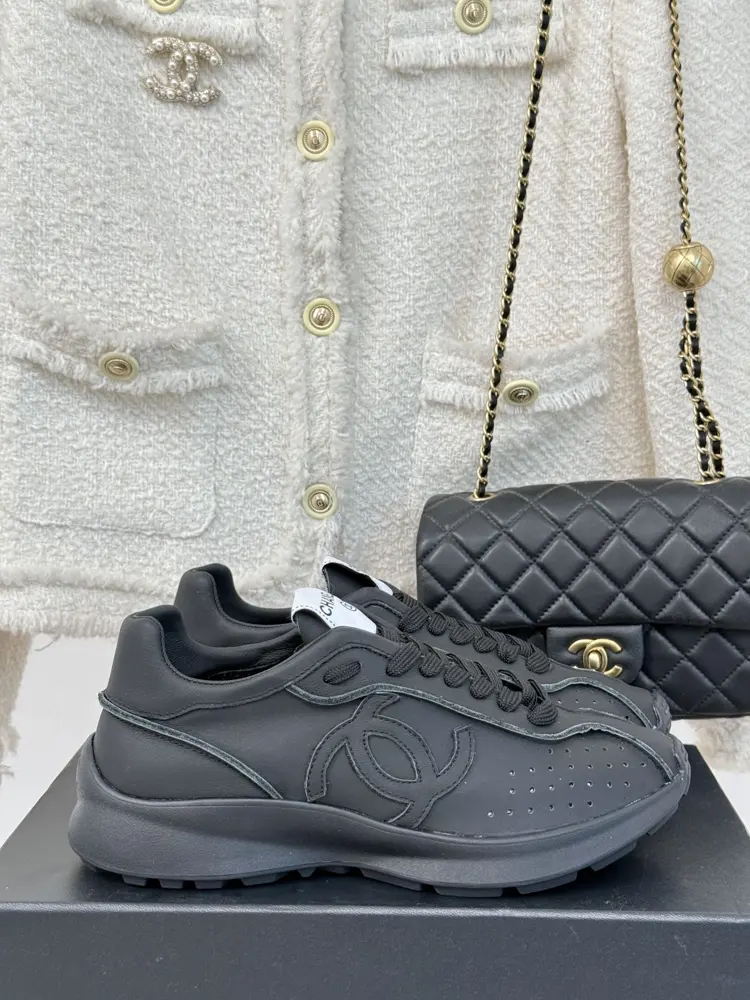 Chanel Dexter casual sneakers with a shit-like feel