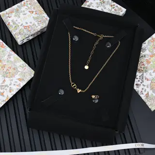 Dior There are three sizes: 6