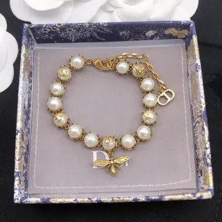 Bracelet Dior Bee Bracelet new model is on sale at the counter. It is so beautiful
