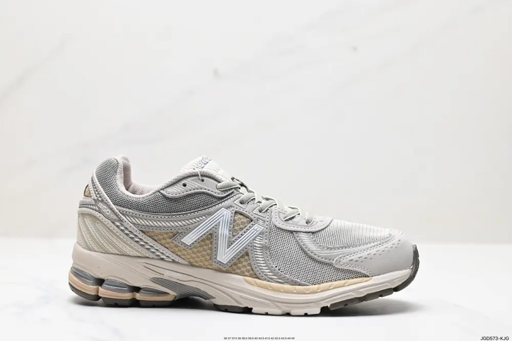 New Balance Paying tribute to the retro luxury sedan ML860XC
