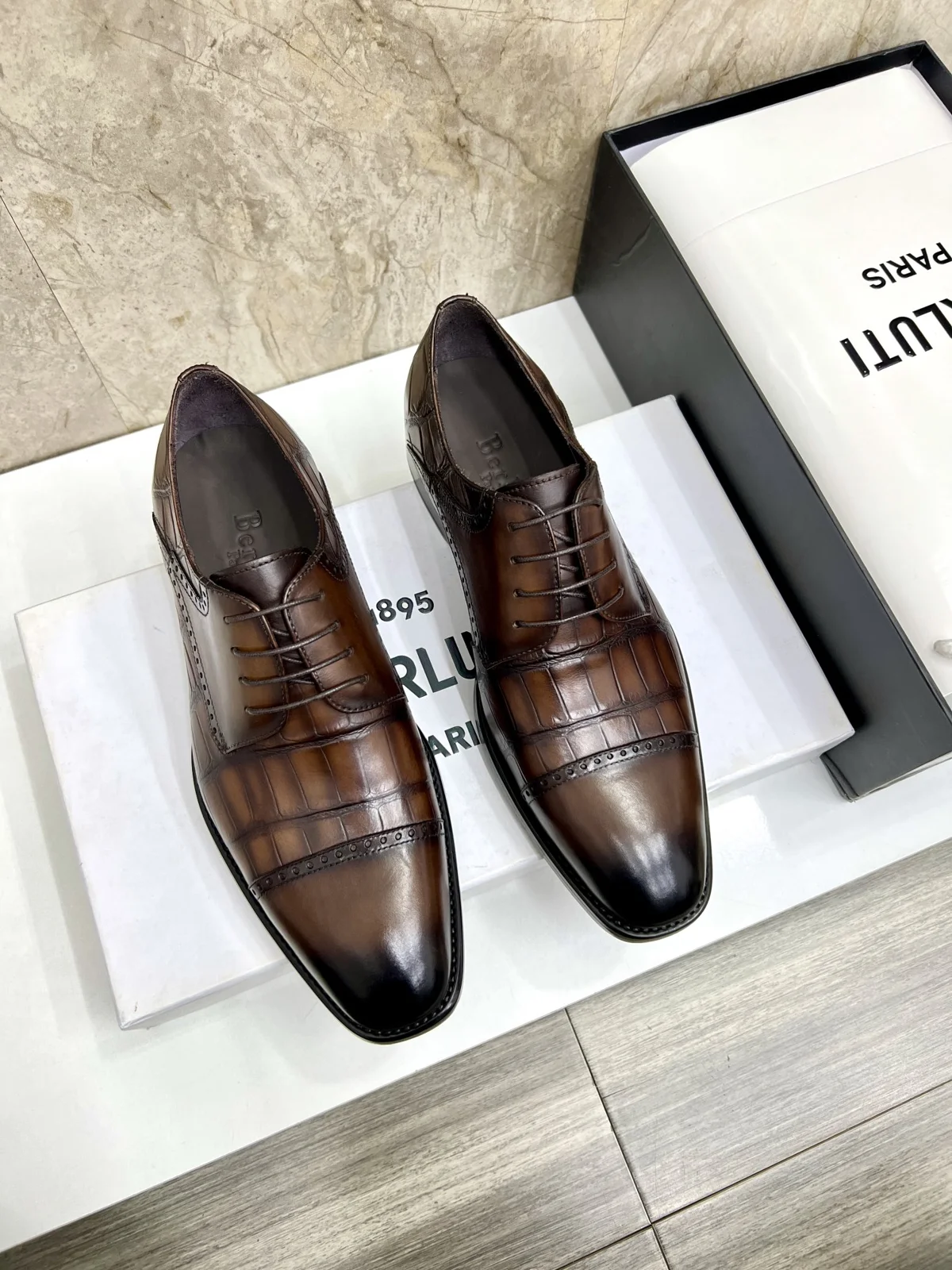Berluti men’s hand-brushed formal leather shoes are shipped. Selected high-quality imported