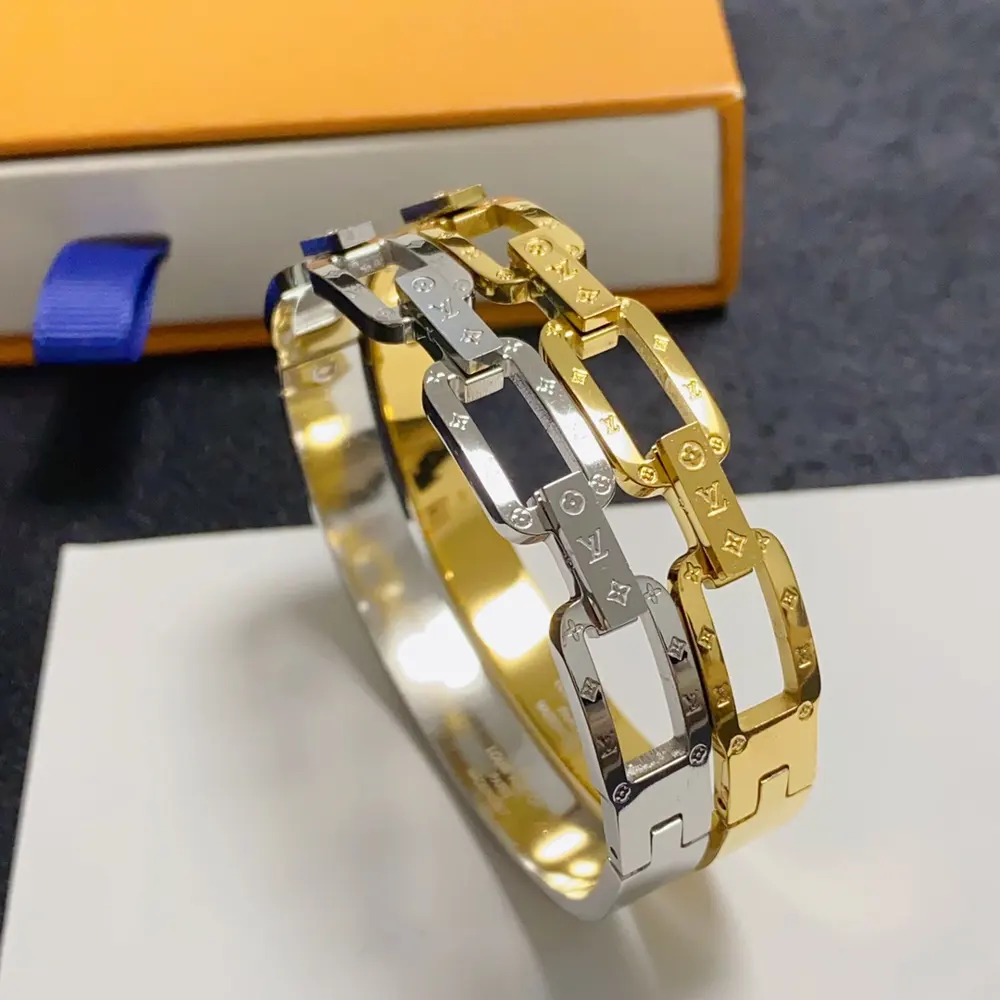 Louis Vuitton letter print four-leaf clover engraved logo tank interlocking hollow bracelet