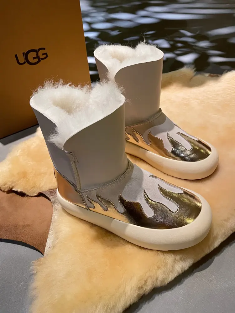 UGG A small stove in winter Shoes