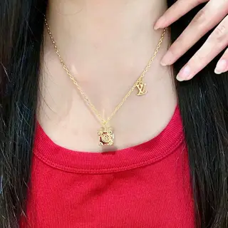 Louis Vuitton classic floral design double flower design pendant necklace