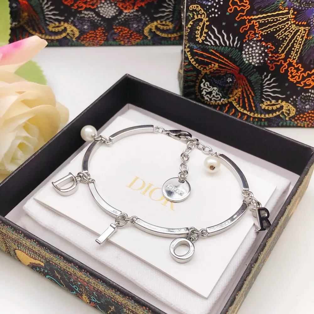 [Dior’s latest model silver letter dior bracelet] brass material consistent with the counter