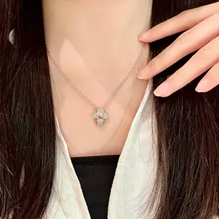 Louis Vuitton classic floral design double flower design pendant necklace