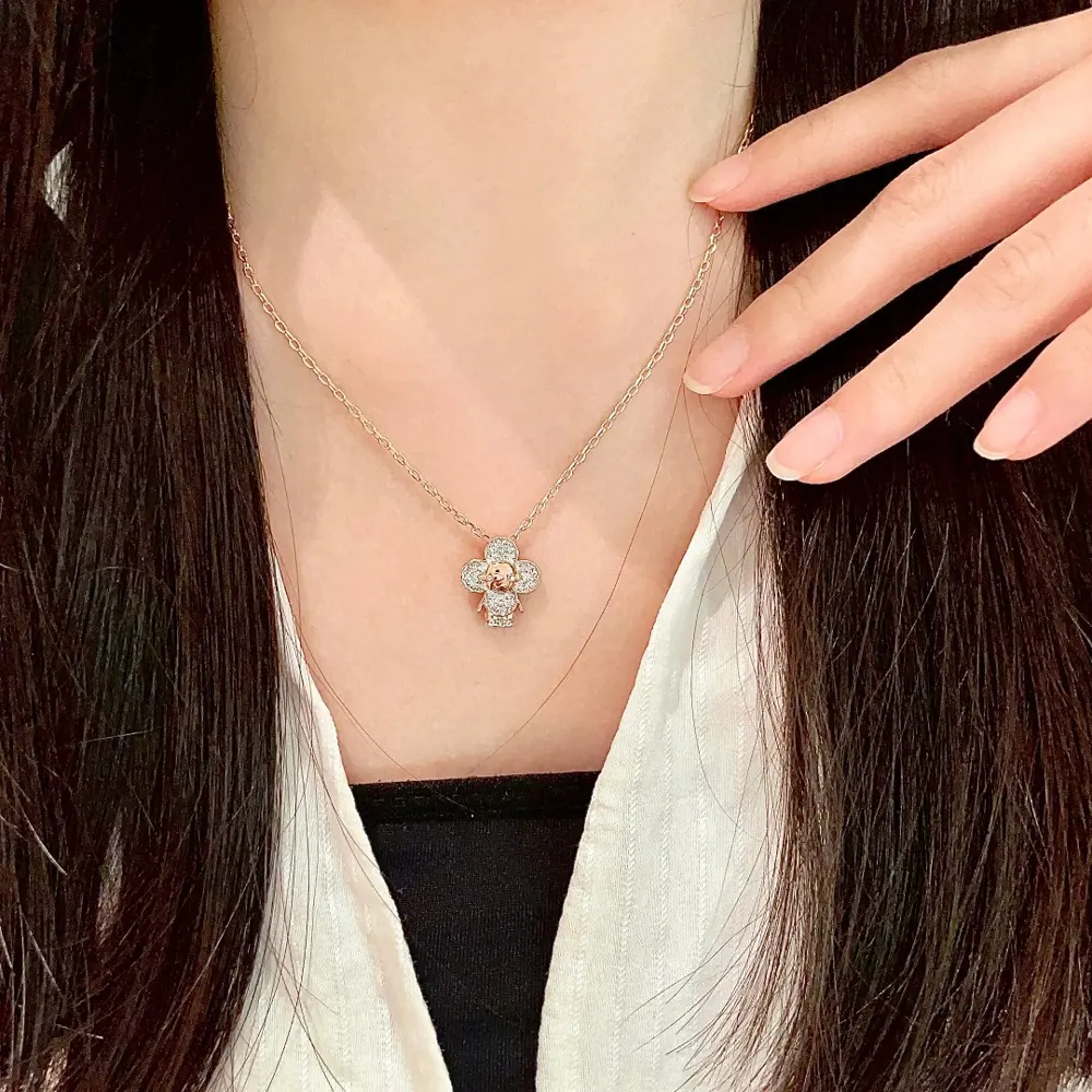 Louis Vuitton classic floral design double flower design pendant necklace