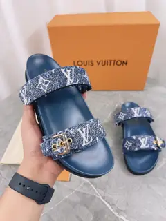 Louis Vuitton slippers Adjustable belt buckle design Full of beach style Original mold LV
