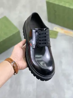 Gucci leather shoes are sold at the same time as the top purchasing men’s counters