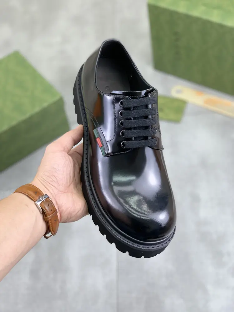 Gucci leather shoes are sold at the same time as the top purchasing men’s counters