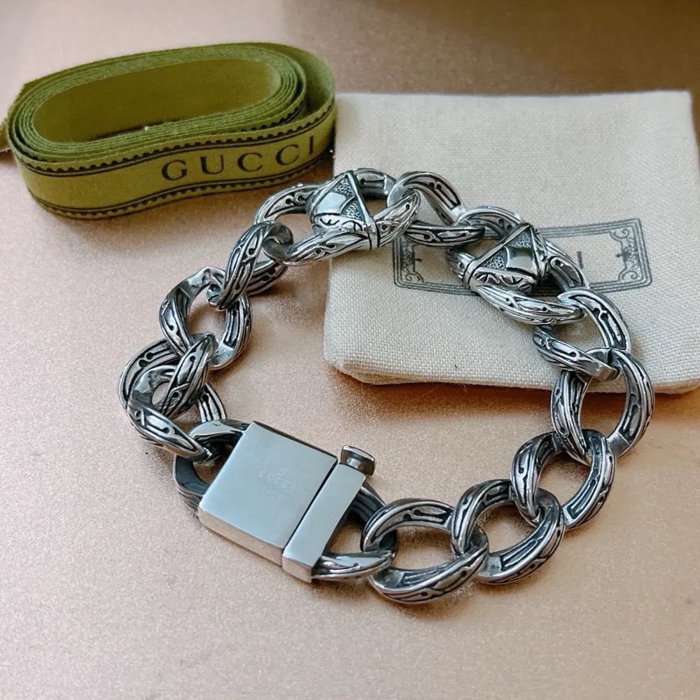 The latest classic Gucci bracelet. Exquisite. Both the style and the texture are absolutely