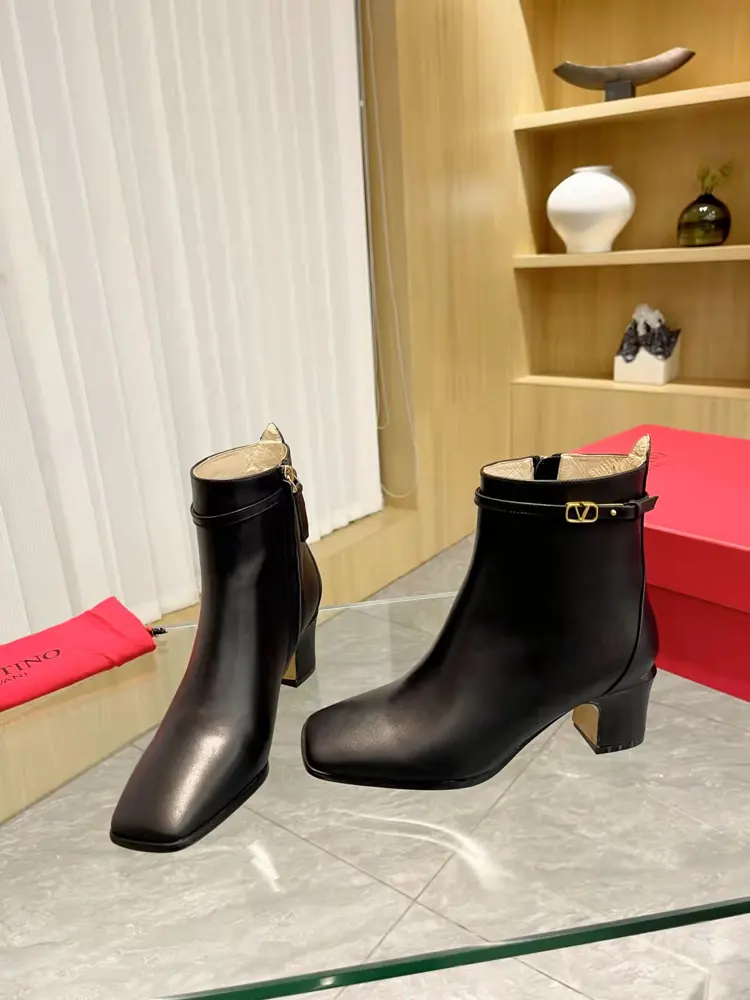 [Valentino] Valentino autumn and winter fashion women’s boots: comfortable and versatile