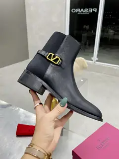 Valentino. Valentino large V buckle autumn and winter fashion women’s boots: comfortable
