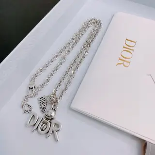 Dior necklace is a must-have for retro fashion. Both men and women can wear it. Couples’