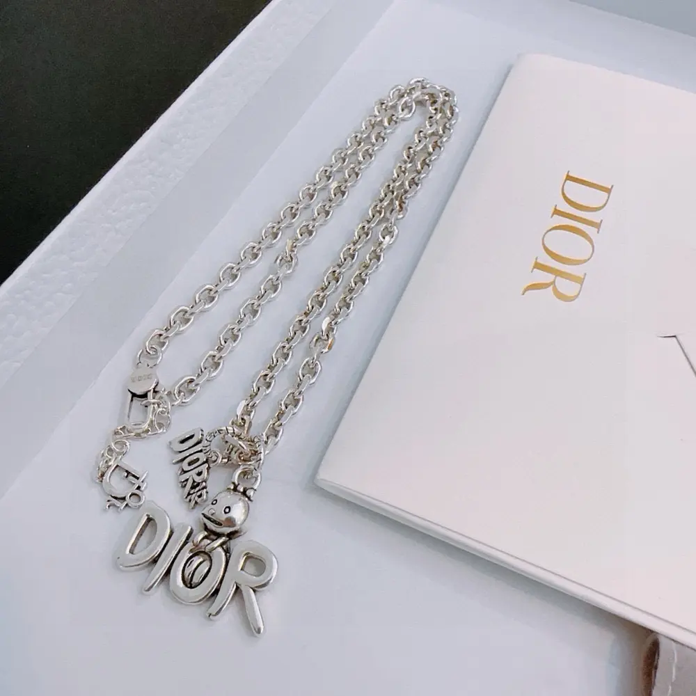 Dior necklace is a must-have for retro fashion. Both men and women can wear it. Couples’