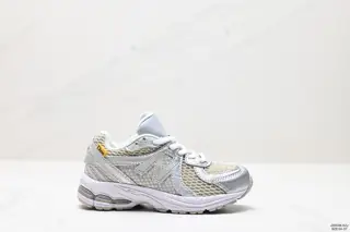 New Balance children’s shoes use hard cowhide leather spliced ​​with breathable mesh fabric