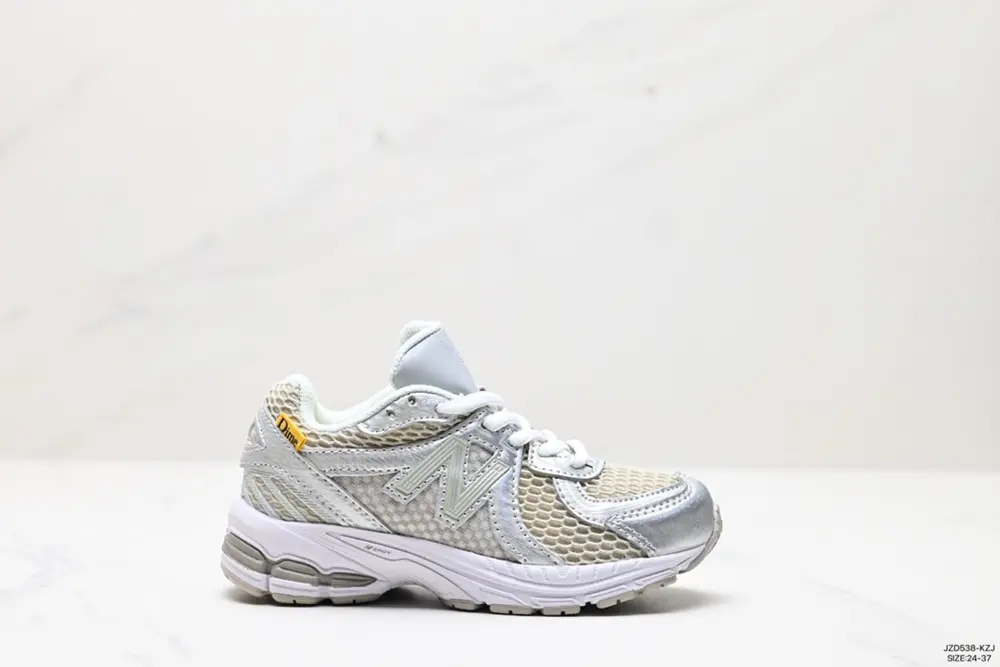 New Balance children’s shoes use hard cowhide leather spliced ​​with breathable mesh fabric
