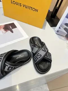 Louis Vuitton’s latest fashion casual slippers~