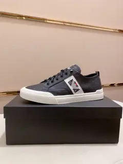 Armani new models are on sale at the same time in the counters