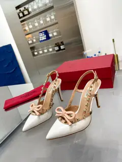 Valentino. Valentino VLogo series shoes The latest rhinestone buckle series in the counter