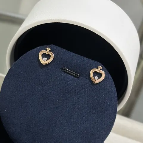 FRED Heart-shaped single diamond earrings
