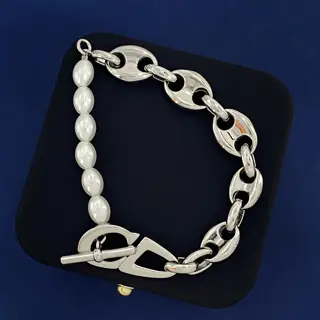 DIOR fashionable silver pig nose finish with white pearl CD letter buckle bracelet Brass