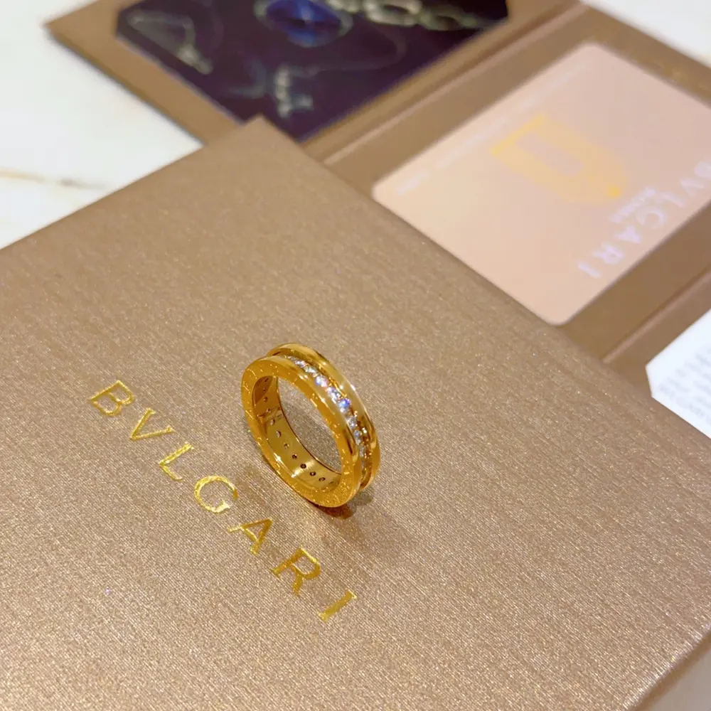 Bvlgari DIVAS’ DREAM enamel series is perfect in appearance and details. The unique color
