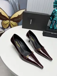 Saint Laurent 24ss is a super popular sandal. The single shoe counters are updated
