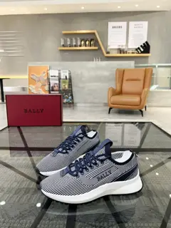 BALLY sports shoes are sold at the counter at the same time. Original configuration