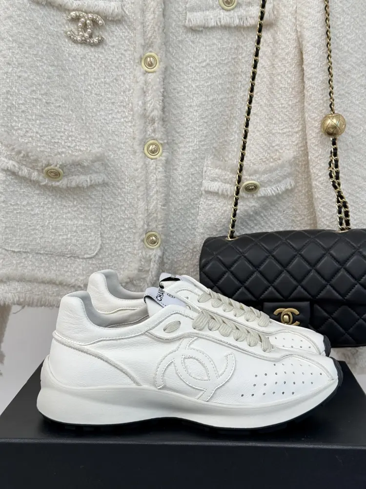 Chanel Dexter casual sneakers with a shit-like feel